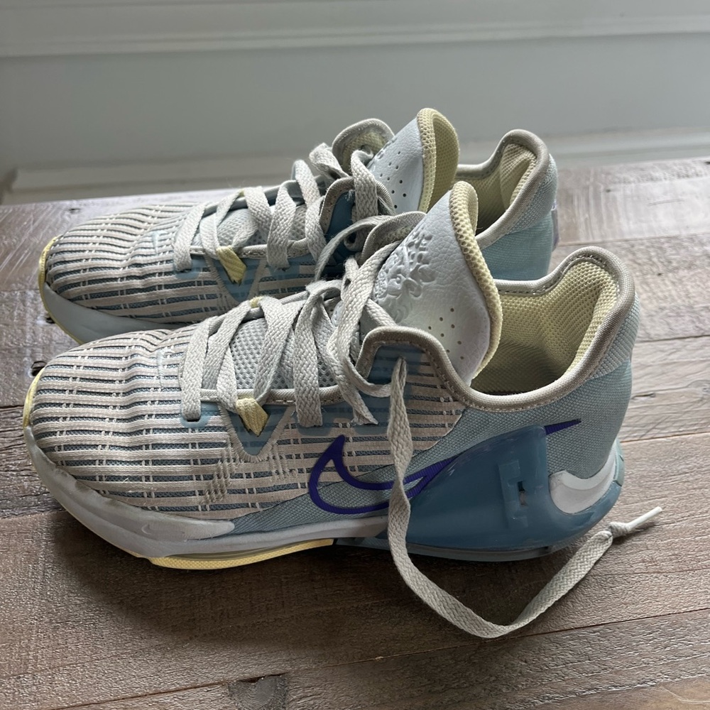 NIKE Labron James WITNESS 6 GS AURA PSYCHIC PURPLE Size Youth 4.5